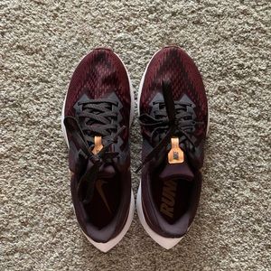 RUNNING SHOES - NIKE